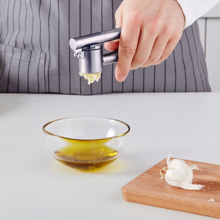 Wyciskacz do czosnku solidny stalowy z wyjmowaną wkładką Ikea Koncis - wyciskanie czosnku