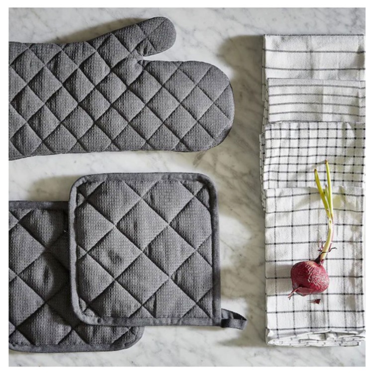 Rękawica kuchenna gruba ochronna szara Ikea Rinnig - prezentacja w kuchni